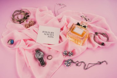 Pembe bir arka plan üzerinde çeşitli makyaj ürünleri
