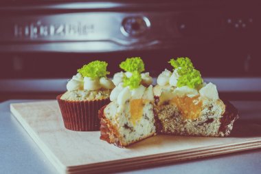 peynir ve salata ile cupcakes