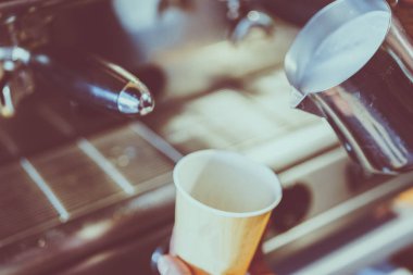 Süt kahve dökülür