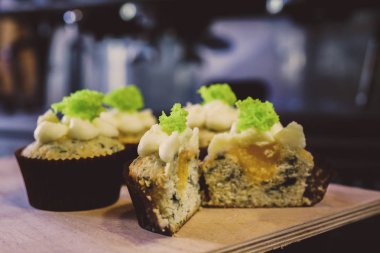 Kahve makinesi ve kafede capkake