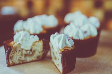 Taze kahve ve kekler