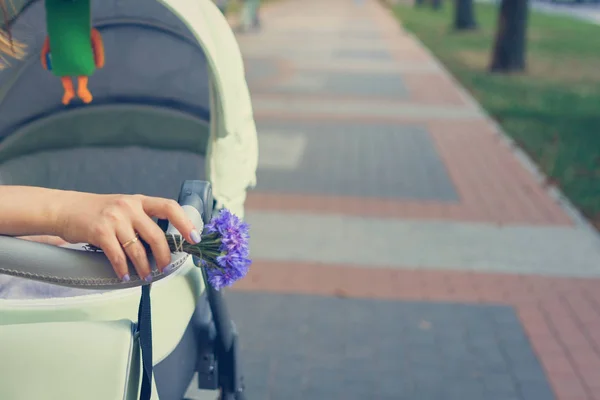 Moeder over een wandelwagen — Stockfoto