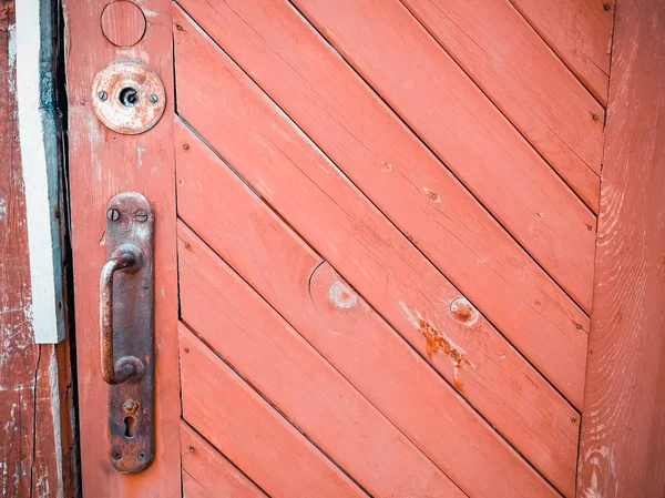 Maçaneta da porta e bloqueio na velha porta vermelha — Fotografia de Stock