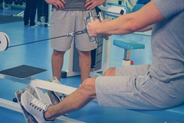 Spor salonunda vücut geliştirmeci