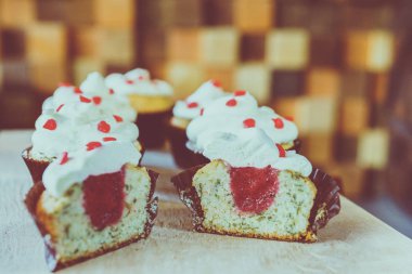 bir tepsi üzerinde pek çok güzel pastalar