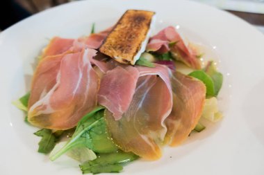 Prosciutto ve camembert peyniri ile salata