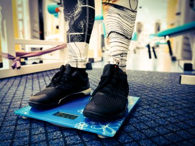 spor salonunda terazi üzerinde ayaklar