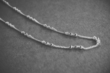 mavi bir arka plan üzerinde gümüş bilezik