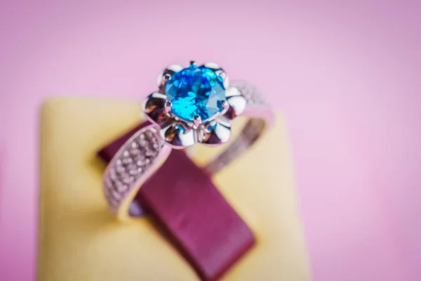 Piękny pierścionek z kamieniem — Zdjęcie stockowe
