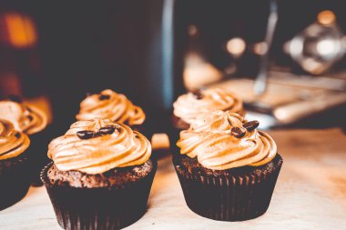 bir tepsi üzerinde pek çok güzel pastalar