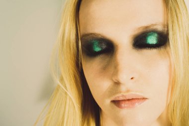 Makyaj yeşil gölgeler ile