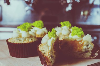 peynir ve salata ile cupcakes