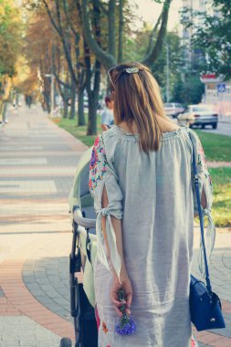 Anne üzerinde bir bebek arabası