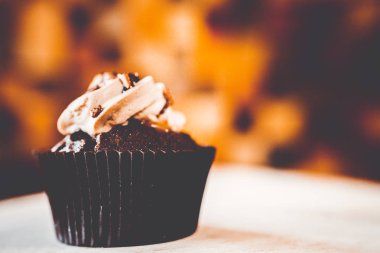 bir tepsi üzerinde pek çok güzel pastalar