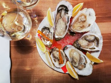 İstiridye masada şarap ile