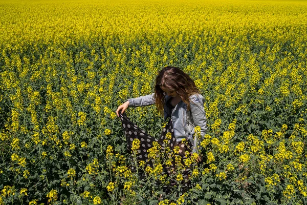 Žena Šatech Pózuje Řepce Pole — Stock fotografie