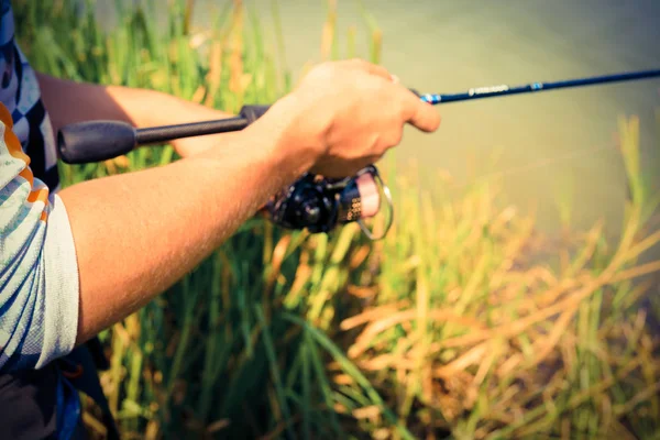 El pescador está pescando en el lago — Foto de Stock