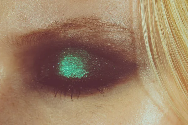 Maquillaje de ojos con sombras verdes — Foto de Stock