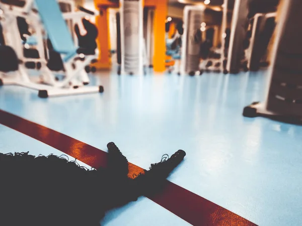 Svarta rep på golvet i gymmet — Stockfoto