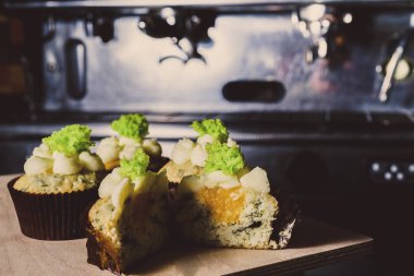 bir tepsi üzerinde pek çok güzel pastalar