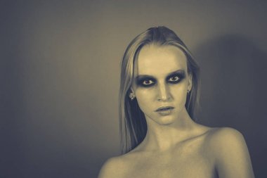 Makyaj yeşil gölgeler ile