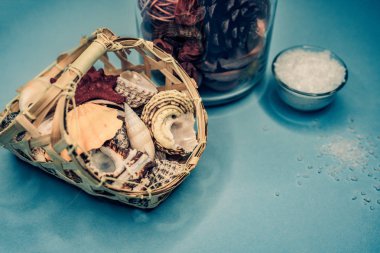 Arka plan spa kabukları mum ve tuz konu üzerinde