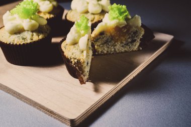 peynir ve salata ile cupcakes