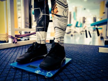 spor salonunda terazi üzerinde ayaklar