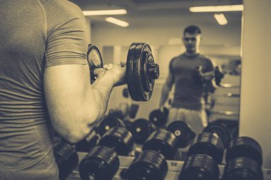 Spor salonunda vücut geliştirmeci