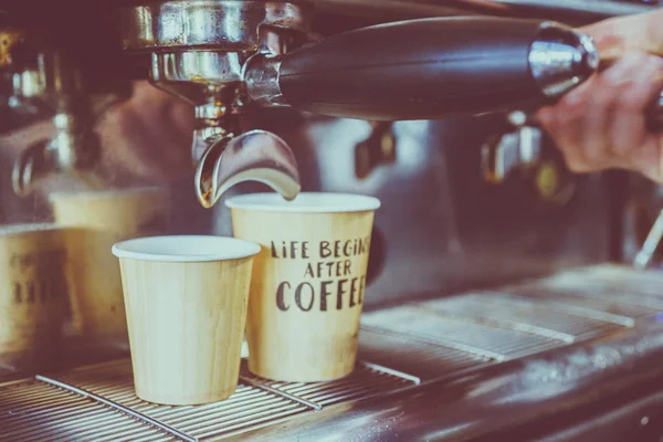 커피는 머신에서 준비됩니다 — 스톡 사진