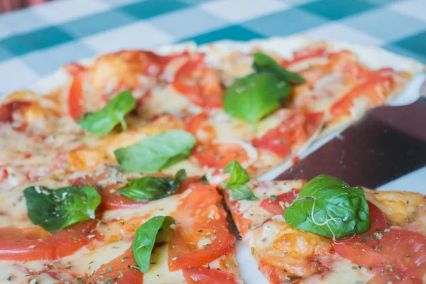 Bir tabakta Pizza margarita