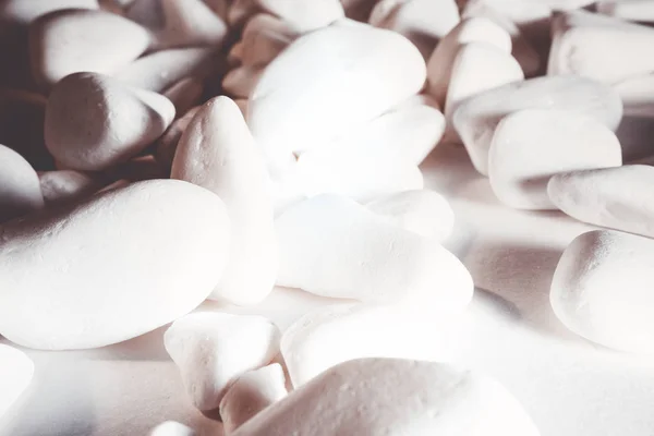 Hintergrund aus weißen Kieselsteinen — Stockfoto