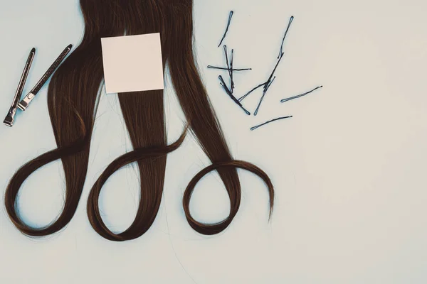 Concept de coiffeur : faux cheveux et épingles à cheveux — Photo