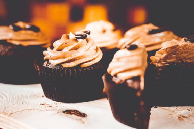 bir tepsi üzerinde pek çok güzel pastalar