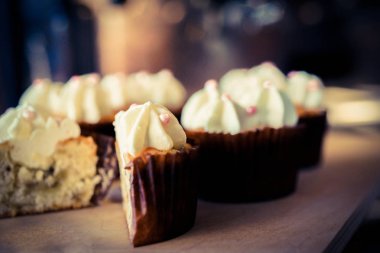 Taze kahve ve kekler