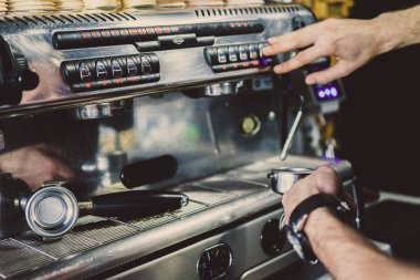 barmen bir kahve makinesi kahve hazırlar