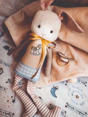 arabasındaki bebek oyuncak tavşan