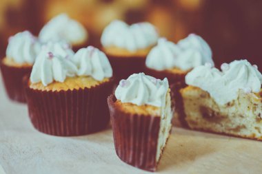 Taze kahve ve kekler