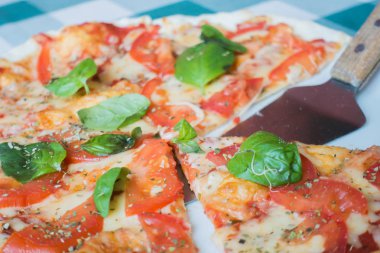 Bir tabakta Pizza margarita