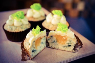 bir tepsi üzerinde pek çok güzel pastalar