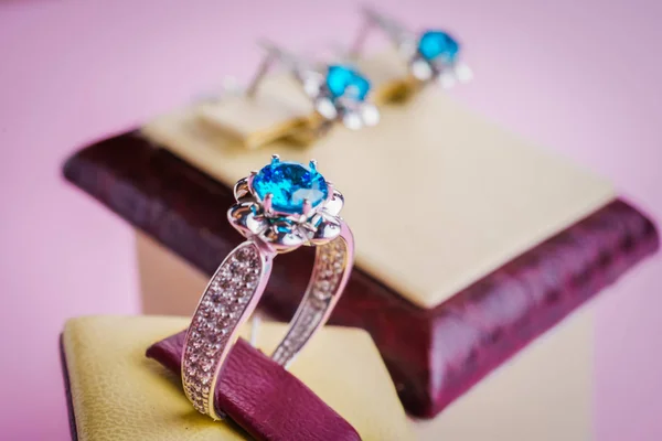 Bellissimo anello con pietre — Foto Stock