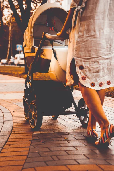 Мать с коляской на прогулке — стоковое фото