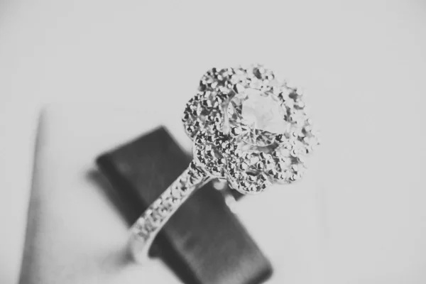 Gyönyörű gyűrű kövekkel — Stock Fotó