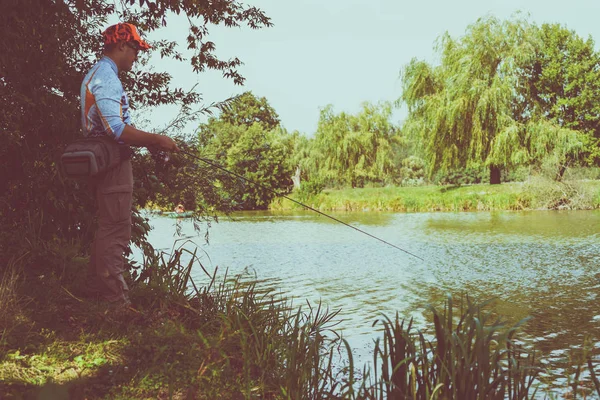 El pescador está pescando en el lago —  Fotos de Stock