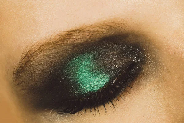 Maquillaje de ojos con sombras verdes — Foto de Stock