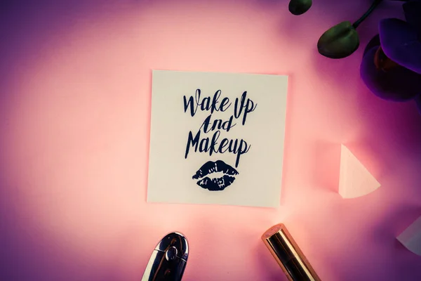 Make-up tools op een roze achtergrond en de orchideebloem — Stockfoto