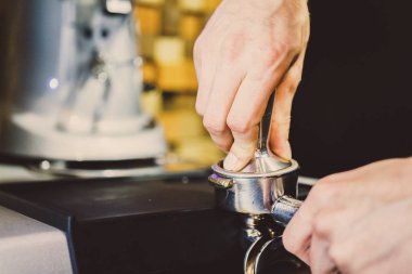 barmen bir kahve makinesi kahve hazırlar