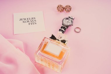 Pembe bir arka plan üzerinde çeşitli makyaj ürünleri