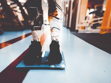 spor salonunda terazi üzerinde ayaklar