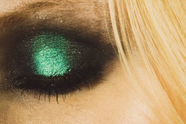 Yeşil gölgeli göz makyajı